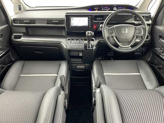 ホンダ ステップワゴン スパーダ クールスピリット 道央・札幌 2015(平27)年 4.4万km ホワイトオーキッドパール ・４WD＆ターボ/・寒冷地仕様/・純正ナビ（CD/DVD/BT/フルセグTV/USB）/・バックカメラ/・ハーフレザーシート/・前席シートヒーター/・ホンダセンシング/・両側パワースライドドア/・レーダークルーズコントロール/・パドルシフト/・ドアミラーヒーター/・LEDヘッドライト/・ステアリングスイッチ/・E T C/・社外ヘッドレストモニター/・コーナーセンサー/・アイドリングストップ/・社外AW付冬タイヤ積込