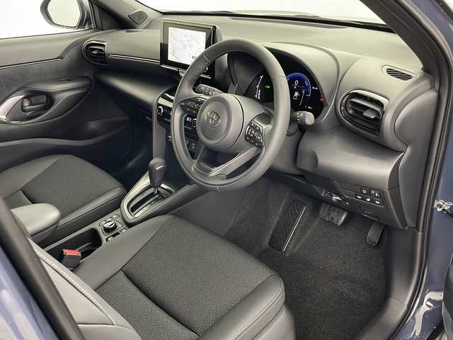 トヨタ ヤリスクロス ハイブリッド Z 道央・札幌 2025(令7)年 0.1千km グレー ・4WD　/・寒冷地仕様/・純正ディスプレイオーディオナビ&BT&USB&TV　/・パノラミックビューモニター/・バックカメラ/・トヨタセーフティセンス/・レーダークルーズコントロール/・レーンキープアシスト/・ブラインドスポットモニター/・コーナーセンサー/・D席パワーシート/・前席シートヒーター/・ハーフレザーシート/・ステアリングヒーター/・ステアリングスイッチ/・LEDヘッドライト/・オートライト/・オートマチックハイビーム/・スマートキー