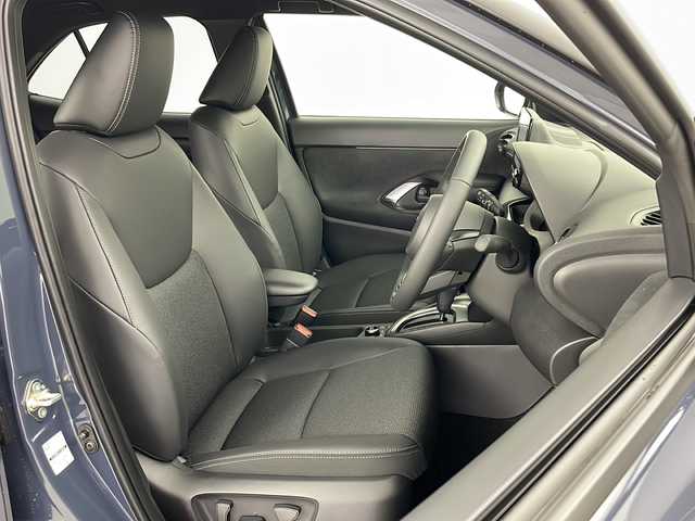 トヨタ ヤリスクロス ハイブリッド Z 道央・札幌 2025(令7)年 0.1千km グレー ・4WD　/・寒冷地仕様/・純正ディスプレイオーディオナビ&BT&USB&TV　/・パノラミックビューモニター/・バックカメラ/・トヨタセーフティセンス/・レーダークルーズコントロール/・レーンキープアシスト/・ブラインドスポットモニター/・コーナーセンサー/・D席パワーシート/・前席シートヒーター/・ハーフレザーシート/・ステアリングヒーター/・ステアリングスイッチ/・LEDヘッドライト/・オートライト/・オートマチックハイビーム/・スマートキー