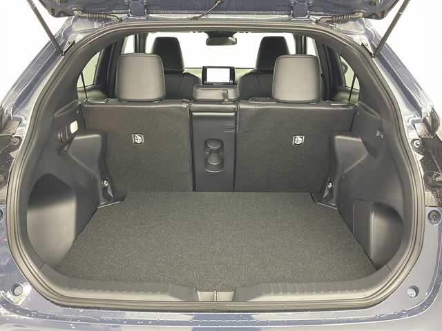 トヨタ ヤリスクロス ハイブリッド Z 道央・札幌 2025(令7)年 0.1千km グレー ・4WD　/・寒冷地仕様/・純正ディスプレイオーディオナビ&BT&USB&TV　/・パノラミックビューモニター/・バックカメラ/・トヨタセーフティセンス/・レーダークルーズコントロール/・レーンキープアシスト/・ブラインドスポットモニター/・コーナーセンサー/・D席パワーシート/・前席シートヒーター/・ハーフレザーシート/・ステアリングヒーター/・ステアリングスイッチ/・LEDヘッドライト/・オートライト/・オートマチックハイビーム/・スマートキー