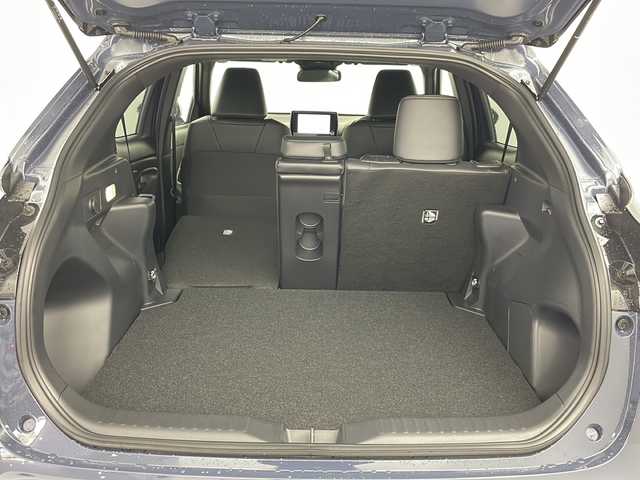 トヨタ ヤリスクロス ハイブリッド Z 道央・札幌 2025(令7)年 0.1千km グレー ・4WD　/・寒冷地仕様/・純正ディスプレイオーディオナビ&BT&USB&TV　/・パノラミックビューモニター/・バックカメラ/・トヨタセーフティセンス/・レーダークルーズコントロール/・レーンキープアシスト/・ブラインドスポットモニター/・コーナーセンサー/・D席パワーシート/・前席シートヒーター/・ハーフレザーシート/・ステアリングヒーター/・ステアリングスイッチ/・LEDヘッドライト/・オートライト/・オートマチックハイビーム/・スマートキー