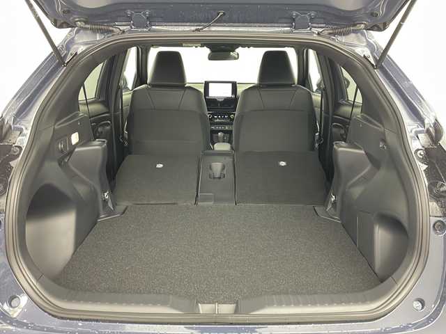 トヨタ ヤリスクロス ハイブリッド Z 道央・札幌 2025(令7)年 0.1千km グレー ・4WD　/・寒冷地仕様/・純正ディスプレイオーディオナビ&BT&USB&TV　/・パノラミックビューモニター/・バックカメラ/・トヨタセーフティセンス/・レーダークルーズコントロール/・レーンキープアシスト/・ブラインドスポットモニター/・コーナーセンサー/・D席パワーシート/・前席シートヒーター/・ハーフレザーシート/・ステアリングヒーター/・ステアリングスイッチ/・LEDヘッドライト/・オートライト/・オートマチックハイビーム/・スマートキー