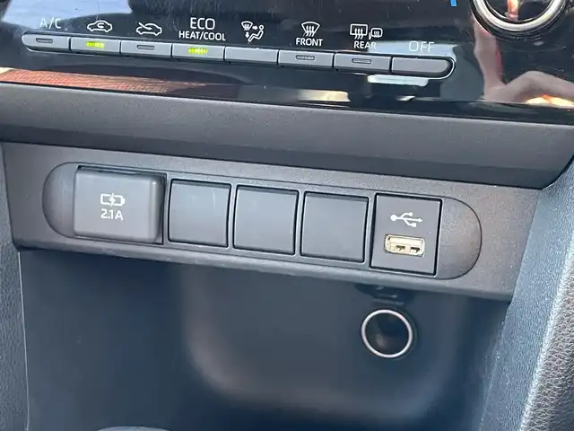 トヨタ ヤリスクロス G 滋賀県 2022(令4)年 3万km ブラックマイカ 純正8インチディスプレイオーディオ/【Bluetooth/フルセグTV/Apple CarPlay/Android Auto】/ハーフレザーシート/全方位カメラ/追従クルーズコントロール/クリアランスソナー/レーンキープアシスト/LEDヘッドライト/オートマチックハイビーム/衝突被害軽減ブレーキ/ビルトインETC2.0/電動パーキングブレーキ/オートブレーキホールド/MTモード付AT/プッシュスタート/スマートキー/ステアリングリモコン