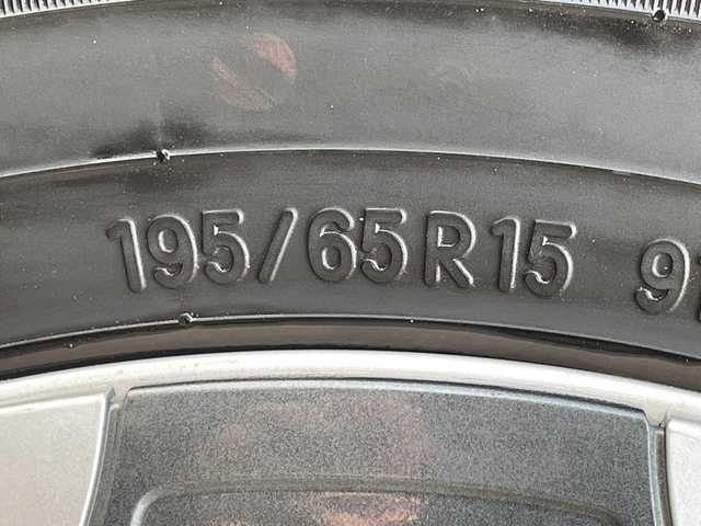 トヨタ プリウス A プレミアム 青森県 2020(令2)年 4万km シルバーM 4WD/寒冷地仕様/純正SDナビ・ワンセグTV/CD・Bluetooth・AUX・SD/パノラミックビューモニター/黒革シート/前席エアシート・ヒーター/運転席パワーシート/カラーヘッドアップディスプレイ/トヨタセーフティセンス/プリクラッシュセーフティ/レーダークルーズコントロール/レーントレーシングアシスト/オートマチックハイビーム/ブラインドスポットモニター/インテリジェントクリアランスソナー/シンプルインテリジェントパーキングアシスト/AC100V1500W/ワイパーデアイサー/ビルトインETC/LEDヘッドライト/LEDフォグランプ/LEDリアフォグランプ/純正15インチアルミ