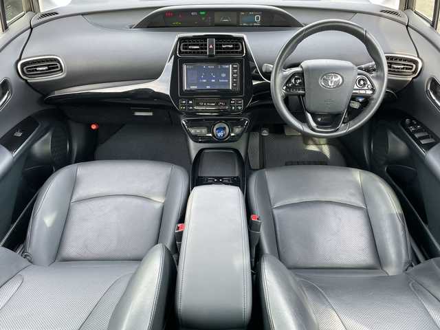トヨタ プリウス A プレミアム 青森県 2020(令2)年 4万km シルバーM 4WD/寒冷地仕様/純正SDナビ・ワンセグTV/CD・Bluetooth・AUX・SD/パノラミックビューモニター/黒革シート/前席エアシート・ヒーター/運転席パワーシート/カラーヘッドアップディスプレイ/トヨタセーフティセンス/プリクラッシュセーフティ/レーダークルーズコントロール/レーントレーシングアシスト/オートマチックハイビーム/ブラインドスポットモニター/インテリジェントクリアランスソナー/シンプルインテリジェントパーキングアシスト/AC100V1500W/ワイパーデアイサー/ビルトインETC/LEDヘッドライト/LEDフォグランプ/LEDリアフォグランプ/純正15インチアルミ