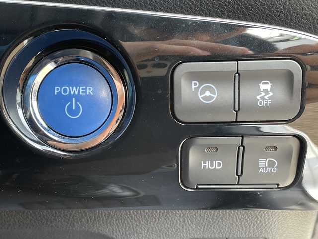 トヨタ プリウス A プレミアム 青森県 2020(令2)年 4万km シルバーM 4WD/寒冷地仕様/純正SDナビ・ワンセグTV/CD・Bluetooth・AUX・SD/パノラミックビューモニター/黒革シート/前席エアシート・ヒーター/運転席パワーシート/カラーヘッドアップディスプレイ/トヨタセーフティセンス/プリクラッシュセーフティ/レーダークルーズコントロール/レーントレーシングアシスト/オートマチックハイビーム/ブラインドスポットモニター/インテリジェントクリアランスソナー/シンプルインテリジェントパーキングアシスト/AC100V1500W/ワイパーデアイサー/ビルトインETC/LEDヘッドライト/LEDフォグランプ/LEDリアフォグランプ/純正15インチアルミ