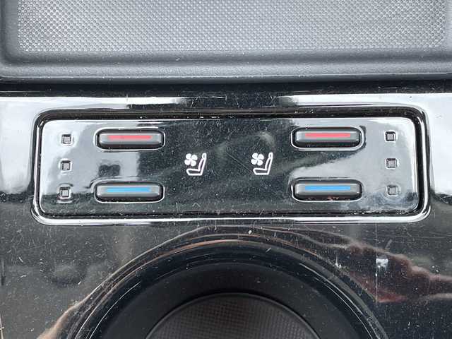 トヨタ プリウス A プレミアム 青森県 2020(令2)年 4万km シルバーM 4WD/寒冷地仕様/純正SDナビ・ワンセグTV/CD・Bluetooth・AUX・SD/パノラミックビューモニター/黒革シート/前席エアシート・ヒーター/運転席パワーシート/カラーヘッドアップディスプレイ/トヨタセーフティセンス/プリクラッシュセーフティ/レーダークルーズコントロール/レーントレーシングアシスト/オートマチックハイビーム/ブラインドスポットモニター/インテリジェントクリアランスソナー/シンプルインテリジェントパーキングアシスト/AC100V1500W/ワイパーデアイサー/ビルトインETC/LEDヘッドライト/LEDフォグランプ/LEDリアフォグランプ/純正15インチアルミ