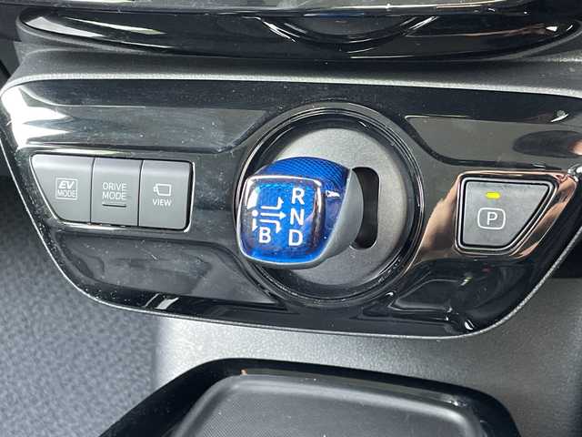 トヨタ プリウス A プレミアム 青森県 2020(令2)年 4万km シルバーM 4WD/寒冷地仕様/純正SDナビ・ワンセグTV/CD・Bluetooth・AUX・SD/パノラミックビューモニター/黒革シート/前席エアシート・ヒーター/運転席パワーシート/カラーヘッドアップディスプレイ/トヨタセーフティセンス/プリクラッシュセーフティ/レーダークルーズコントロール/レーントレーシングアシスト/オートマチックハイビーム/ブラインドスポットモニター/インテリジェントクリアランスソナー/シンプルインテリジェントパーキングアシスト/AC100V1500W/ワイパーデアイサー/ビルトインETC/LEDヘッドライト/LEDフォグランプ/LEDリアフォグランプ/純正15インチアルミ