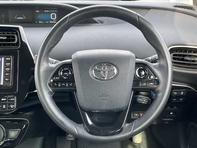 トヨタ プリウス A プレミアム 青森県 2020(令2)年 4万km シルバーM 4WD/寒冷地仕様/純正SDナビ・ワンセグTV/CD・Bluetooth・AUX・SD/パノラミックビューモニター/黒革シート/前席エアシート・ヒーター/運転席パワーシート/カラーヘッドアップディスプレイ/トヨタセーフティセンス/プリクラッシュセーフティ/レーダークルーズコントロール/レーントレーシングアシスト/オートマチックハイビーム/ブラインドスポットモニター/インテリジェントクリアランスソナー/シンプルインテリジェントパーキングアシスト/AC100V1500W/ワイパーデアイサー/ビルトインETC/LEDヘッドライト/LEDフォグランプ/LEDリアフォグランプ/純正15インチアルミ