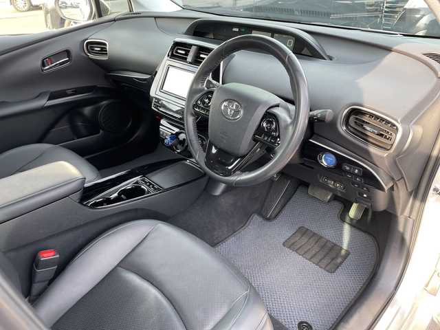 トヨタ プリウス A プレミアム 青森県 2020(令2)年 4万km シルバーM 4WD/寒冷地仕様/純正SDナビ・ワンセグTV/CD・Bluetooth・AUX・SD/パノラミックビューモニター/黒革シート/前席エアシート・ヒーター/運転席パワーシート/カラーヘッドアップディスプレイ/トヨタセーフティセンス/プリクラッシュセーフティ/レーダークルーズコントロール/レーントレーシングアシスト/オートマチックハイビーム/ブラインドスポットモニター/インテリジェントクリアランスソナー/シンプルインテリジェントパーキングアシスト/AC100V1500W/ワイパーデアイサー/ビルトインETC/LEDヘッドライト/LEDフォグランプ/LEDリアフォグランプ/純正15インチアルミ