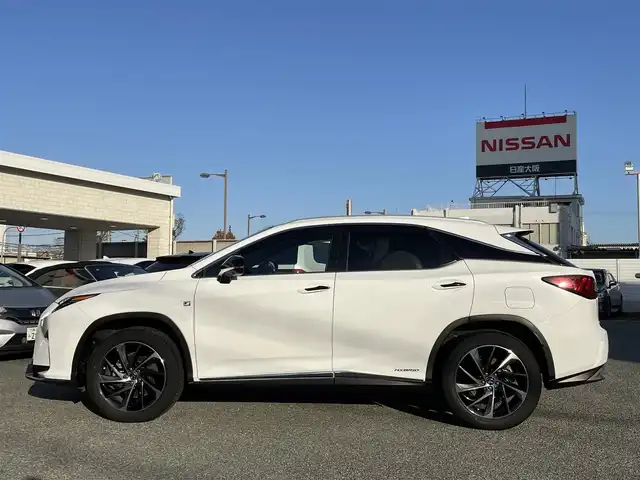 レクサス ＲＸ 450h Fスポーツ 兵庫県 2016(平28)年 5.2万km ホワイトノーヴァガラスフレーク /OP パノラマルーフ（チルト&アウタースライド式）//OP マークレビンソンプレミアムサウンド//OP パノラミックビューモニター//OP インテリジェントクリアランスソナー//OP RCTA//OP BSM//OP ルーフレール//OP 後席シートヒーター//OP 後席パワーシート（電動リクライニング/格納）//純正ナビ（12.3インチ）//地デジ/DVD/BT/USB/AUX//ステアリングリモコン（ステアリングヒーター付）//フルカラーヘッドアップディスプレイ//黒本革シート（電動/ヒーター/ベンチレーション）//3眼フルLEDヘッドランプ//シーケンシャルターンランプ//LEDフォグランプ//ビルトインETC//純正エンジンスターター//レーダークルーズコントロール//レーンキープアシスト//プリクラッシュセーフティ//オートマチックハイビーム