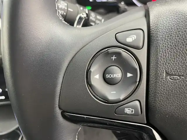 ホンダ ヴェゼル ハイブリッド RS ホンダセンシング 富山県 2017(平29)年 4.7万km ホワイトオーキッドパール 純正8型ナビ（AM/FM/DVD/BT/フルセグ）/バックカメラ/ドライブレコーダー/ETC/ハーフレザーシート/シートヒーター/衝突被害軽減システム/レーダークルーズコントロール/レーンキープアシスト/横滑り防止装置/アイドリングストップ/純正アルミホイール/純正フロアマット/オートLEDライト/革巻きステアリング/ステアリングスイッチ/パドルシフト/スマートキー