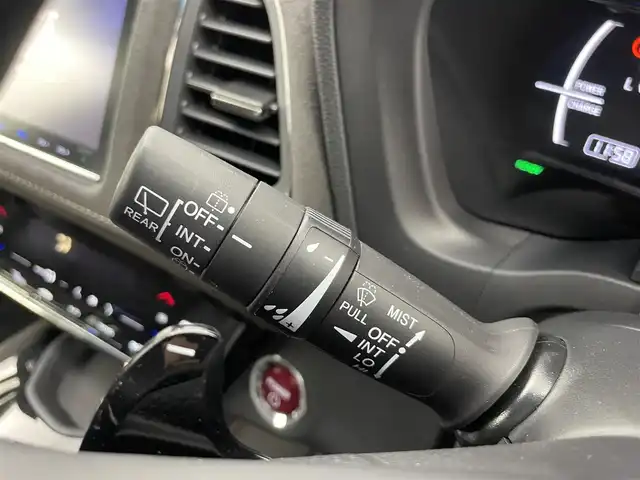 ホンダ ヴェゼル ハイブリッド RS ホンダセンシング 富山県 2017(平29)年 4.7万km ホワイトオーキッドパール 純正8型ナビ（AM/FM/DVD/BT/フルセグ）/バックカメラ/ドライブレコーダー/ETC/ハーフレザーシート/シートヒーター/衝突被害軽減システム/レーダークルーズコントロール/レーンキープアシスト/横滑り防止装置/アイドリングストップ/純正アルミホイール/純正フロアマット/オートLEDライト/革巻きステアリング/ステアリングスイッチ/パドルシフト/スマートキー