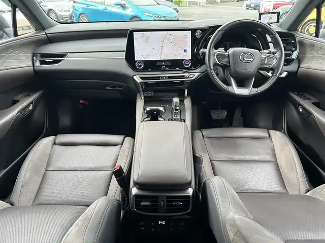 レクサス ＲＸ 450h+ バージョンL 愛知県 2023(令5)年 3.4万km シルバー サンルーフ /デジタルインナーミラー /純正ディスプレイオーディオ、ナビ/フルセグTV/BT/AC100V/パノラミックビューモニター/ビルトイン2.0ETC/純正21インチAW/レクサスチームメイト/レクサスセーフティシステム/ブラインドスポットモニター/ヘッドアップディスプレイ/レーダークルーズコントロール/パワーバックドア/レーダー探知機/ハーフレザーシート/前席パワーシート（D席メモリー付き）/シートヒーター /シートベンチレーション/ハンドルヒーター /スペアキー