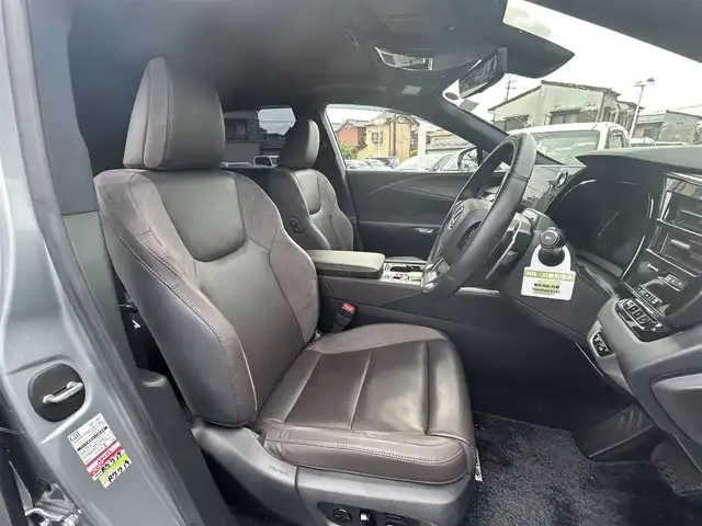レクサス ＲＸ 450h+ バージョンL 愛知県 2023(令5)年 3.4万km シルバー サンルーフ /デジタルインナーミラー /純正ディスプレイオーディオ、ナビ/フルセグTV/BT/AC100V/パノラミックビューモニター/ビルトイン2.0ETC/純正21インチAW/レクサスチームメイト/レクサスセーフティシステム/ブラインドスポットモニター/ヘッドアップディスプレイ/レーダークルーズコントロール/パワーバックドア/レーダー探知機/ハーフレザーシート/前席パワーシート（D席メモリー付き）/シートヒーター /シートベンチレーション/ハンドルヒーター /スペアキー