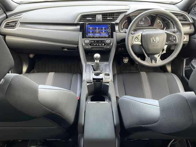 ホンダ シビック ハッチバック ホンダセンシング 新潟県 2021(令3)年 6.4万km プラチナホワイトパール 純正インターナビ(VXM-214VFi)/CD/DVD/BT/フルセグテレビ/SDミュージックサーバー/バックカメラ/ETC2.0/衝突被害軽減ブレーキ/レーンキープアシスト/レーダークルーズコントロール/半革シート/シートヒーター /パワーシート/ステアリングスイッチ/スマートキー/プッシュスタート/LEDヘッドライト/オートライト/オートハイビーム/フォグランプ/純正18インチアルミホイール