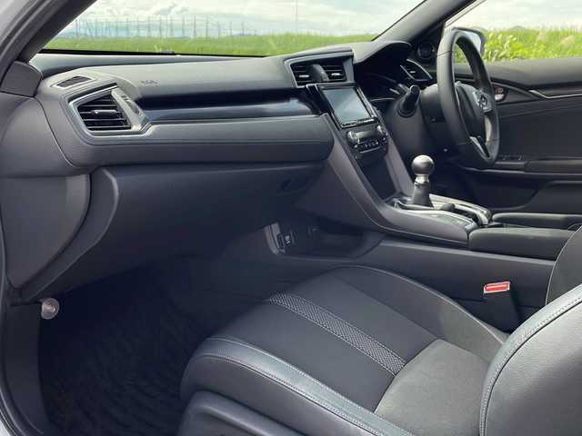 ホンダ シビック ハッチバック ホンダセンシング 新潟県 2021(令3)年 6.4万km プラチナホワイトパール 純正インターナビ(VXM-214VFi)/CD/DVD/BT/フルセグテレビ/SDミュージックサーバー/バックカメラ/ETC2.0/衝突被害軽減ブレーキ/レーンキープアシスト/レーダークルーズコントロール/半革シート/シートヒーター /パワーシート/ステアリングスイッチ/スマートキー/プッシュスタート/LEDヘッドライト/オートライト/オートハイビーム/フォグランプ/純正18インチアルミホイール