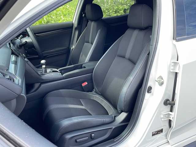 ホンダ シビック ハッチバック ホンダセンシング 新潟県 2021(令3)年 6.4万km プラチナホワイトパール 純正インターナビ(VXM-214VFi)/CD/DVD/BT/フルセグテレビ/SDミュージックサーバー/バックカメラ/ETC2.0/衝突被害軽減ブレーキ/レーンキープアシスト/レーダークルーズコントロール/半革シート/シートヒーター /パワーシート/ステアリングスイッチ/スマートキー/プッシュスタート/LEDヘッドライト/オートライト/オートハイビーム/フォグランプ/純正18インチアルミホイール