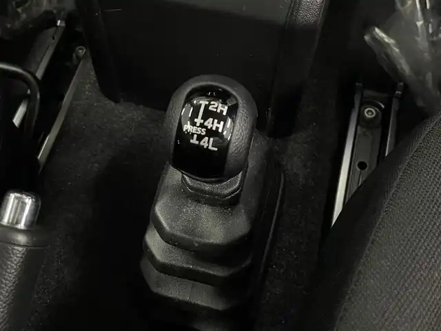 スズキ ジムニー XC 埼玉県 2018(平30)年 3.1万km シフォンアイボリーメタリックブラック2トーンルーフ 純正９型ナビ　温シート　衝突軽減　ＥＴＣ　Ｂカメラ　フルセグＴＶ　ワンオナ　ＣＤ　ＤＶＤ　ＵＳＢ　　ＡＵＸ　クルコン　ターボ　純正フロアマット　ＬＥＤヘッドライト　ダウンヒルコントロール 禁煙車