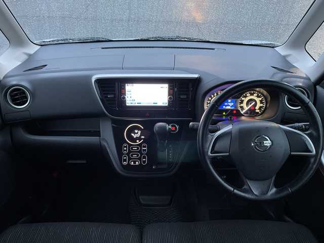 日産 デイズ ルークス ハイウェイスターX 福岡県 2015(平27)年 5.8万km クールシルバー 純正ナビ/【CD.DVD.Bluetooth.フルセグTV】/アラウンドビューモニター/衝突軽減ブレーキ/ETC/片側パワースライドドア/キセノンヘッドライト/オートライト/アイドリングストップ/純正アルミホイール/プッシュスタート/スマートキー