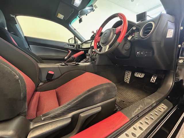 トヨタ ８６ GT 静岡県 2012(平24)年 9.8万km クリスタルブラックシリカ (株)IDOMが運営する【じしゃロン浜松店】の自社ローン専用車両になりますこちらは現金またはオートローンご利用時の価格です。自社ローンご希望の方は別途その旨お申付け下さい/社外ナビ（AVIC-ZH99）/CD/DVD/AM/FM/Bluetooth/フルセグテレビ/スマートキー/パドルシフト/社外スロットルコントローラー/バックカメラ/社外マフラー/ドアバイザー/フォグランプ