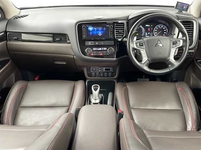 三菱 アウトランダー ＰＨＥＶ G プレミアムパッケージ 道央・札幌 2015(平27)年 2.6万km ルビーブラックP ・４WD/・純正ナビ(CD＆DVD＆SD＆BT＆TV)/・サンルーフ/・全方位カメラ/・パワーバックドア/・衝突軽減/・踏み間違え防止/・車線逸脱警報システム/・アダプティブLEDヘッドライト/・レザーシート/・シートヒーター/・パワーシート/・ステアリングヒーター/・クリアランスソナー/・レーダークルーズコントロール/・ETC/・パドルシフト/・社外ドライブレコーダー/・社外レーダー/・AC100V/・オートライト/・スマートキー/・純正18インチAW