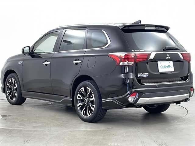 三菱 アウトランダー ＰＨＥＶ G プレミアムパッケージ 道央・札幌 2015(平27)年 2.6万km ルビーブラックP ・４WD/・純正ナビ(CD＆DVD＆SD＆BT＆TV)/・サンルーフ/・全方位カメラ/・パワーバックドア/・衝突軽減/・踏み間違え防止/・車線逸脱警報システム/・アダプティブLEDヘッドライト/・レザーシート/・シートヒーター/・パワーシート/・ステアリングヒーター/・クリアランスソナー/・レーダークルーズコントロール/・ETC/・パドルシフト/・社外ドライブレコーダー/・社外レーダー/・AC100V/・オートライト/・スマートキー/・純正18インチAW