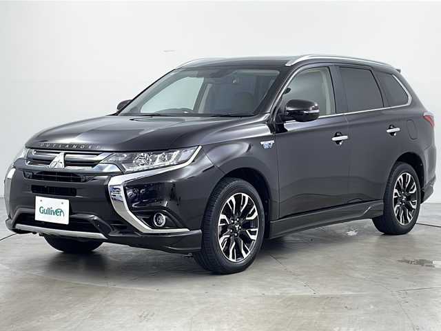 三菱 アウトランダー ＰＨＥＶ G プレミアムパッケージ 道央・札幌 2015(平27)年 2.6万km ルビーブラックP ・４WD/・純正ナビ(CD＆DVD＆SD＆BT＆TV)/・サンルーフ/・全方位カメラ/・パワーバックドア/・衝突軽減/・踏み間違え防止/・車線逸脱警報システム/・アダプティブLEDヘッドライト/・レザーシート/・シートヒーター/・パワーシート/・ステアリングヒーター/・クリアランスソナー/・レーダークルーズコントロール/・ETC/・パドルシフト/・社外ドライブレコーダー/・社外レーダー/・AC100V/・オートライト/・スマートキー/・純正18インチAW