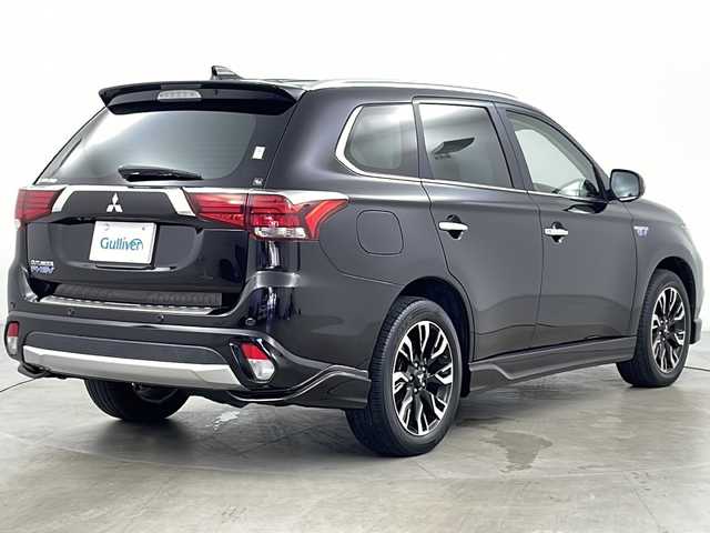 三菱 アウトランダー ＰＨＥＶ G プレミアムパッケージ 道央・札幌 2015(平27)年 2.6万km ルビーブラックP ・４WD/・純正ナビ(CD＆DVD＆SD＆BT＆TV)/・サンルーフ/・全方位カメラ/・パワーバックドア/・衝突軽減/・踏み間違え防止/・車線逸脱警報システム/・アダプティブLEDヘッドライト/・レザーシート/・シートヒーター/・パワーシート/・ステアリングヒーター/・クリアランスソナー/・レーダークルーズコントロール/・ETC/・パドルシフト/・社外ドライブレコーダー/・社外レーダー/・AC100V/・オートライト/・スマートキー/・純正18インチAW