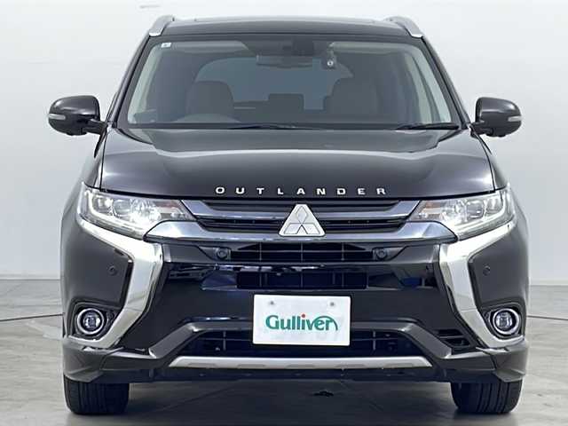 三菱 アウトランダー ＰＨＥＶ G プレミアムパッケージ 道央・札幌 2015(平27)年 2.6万km ルビーブラックP ・４WD/・純正ナビ(CD＆DVD＆SD＆BT＆TV)/・サンルーフ/・全方位カメラ/・パワーバックドア/・衝突軽減/・踏み間違え防止/・車線逸脱警報システム/・アダプティブLEDヘッドライト/・レザーシート/・シートヒーター/・パワーシート/・ステアリングヒーター/・クリアランスソナー/・レーダークルーズコントロール/・ETC/・パドルシフト/・社外ドライブレコーダー/・社外レーダー/・AC100V/・オートライト/・スマートキー/・純正18インチAW