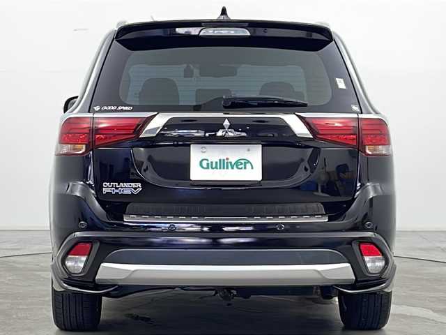 三菱 アウトランダー ＰＨＥＶ G プレミアムパッケージ 道央・札幌 2015(平27)年 2.6万km ルビーブラックP ・４WD/・純正ナビ(CD＆DVD＆SD＆BT＆TV)/・サンルーフ/・全方位カメラ/・パワーバックドア/・衝突軽減/・踏み間違え防止/・車線逸脱警報システム/・アダプティブLEDヘッドライト/・レザーシート/・シートヒーター/・パワーシート/・ステアリングヒーター/・クリアランスソナー/・レーダークルーズコントロール/・ETC/・パドルシフト/・社外ドライブレコーダー/・社外レーダー/・AC100V/・オートライト/・スマートキー/・純正18インチAW