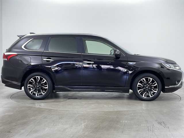 三菱 アウトランダー ＰＨＥＶ G プレミアムパッケージ 道央・札幌 2015(平27)年 2.6万km ルビーブラックP ・４WD/・純正ナビ(CD＆DVD＆SD＆BT＆TV)/・サンルーフ/・全方位カメラ/・パワーバックドア/・衝突軽減/・踏み間違え防止/・車線逸脱警報システム/・アダプティブLEDヘッドライト/・レザーシート/・シートヒーター/・パワーシート/・ステアリングヒーター/・クリアランスソナー/・レーダークルーズコントロール/・ETC/・パドルシフト/・社外ドライブレコーダー/・社外レーダー/・AC100V/・オートライト/・スマートキー/・純正18インチAW