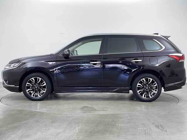 三菱 アウトランダー ＰＨＥＶ G プレミアムパッケージ 道央・札幌 2015(平27)年 2.6万km ルビーブラックP ・４WD/・純正ナビ(CD＆DVD＆SD＆BT＆TV)/・サンルーフ/・全方位カメラ/・パワーバックドア/・衝突軽減/・踏み間違え防止/・車線逸脱警報システム/・アダプティブLEDヘッドライト/・レザーシート/・シートヒーター/・パワーシート/・ステアリングヒーター/・クリアランスソナー/・レーダークルーズコントロール/・ETC/・パドルシフト/・社外ドライブレコーダー/・社外レーダー/・AC100V/・オートライト/・スマートキー/・純正18インチAW