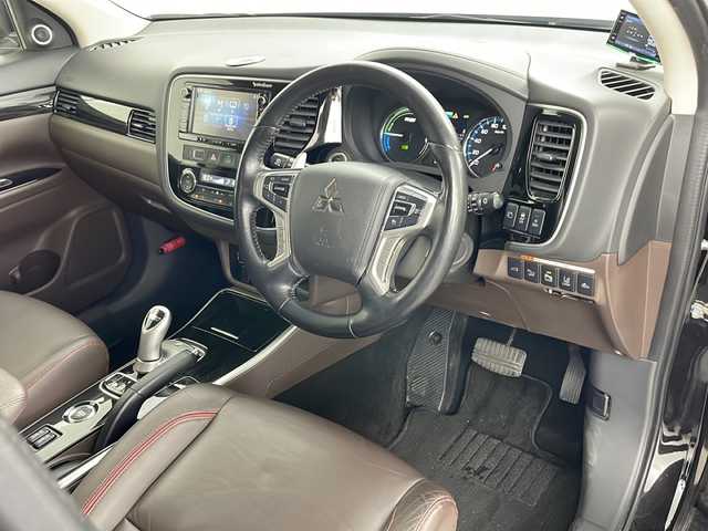 三菱 アウトランダー ＰＨＥＶ G プレミアムパッケージ 道央・札幌 2015(平27)年 2.6万km ルビーブラックP ・４WD/・純正ナビ(CD＆DVD＆SD＆BT＆TV)/・サンルーフ/・全方位カメラ/・パワーバックドア/・衝突軽減/・踏み間違え防止/・車線逸脱警報システム/・アダプティブLEDヘッドライト/・レザーシート/・シートヒーター/・パワーシート/・ステアリングヒーター/・クリアランスソナー/・レーダークルーズコントロール/・ETC/・パドルシフト/・社外ドライブレコーダー/・社外レーダー/・AC100V/・オートライト/・スマートキー/・純正18インチAW