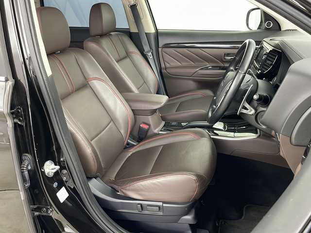 三菱 アウトランダー ＰＨＥＶ G プレミアムパッケージ 道央・札幌 2015(平27)年 2.6万km ルビーブラックP ・４WD/・純正ナビ(CD＆DVD＆SD＆BT＆TV)/・サンルーフ/・全方位カメラ/・パワーバックドア/・衝突軽減/・踏み間違え防止/・車線逸脱警報システム/・アダプティブLEDヘッドライト/・レザーシート/・シートヒーター/・パワーシート/・ステアリングヒーター/・クリアランスソナー/・レーダークルーズコントロール/・ETC/・パドルシフト/・社外ドライブレコーダー/・社外レーダー/・AC100V/・オートライト/・スマートキー/・純正18インチAW