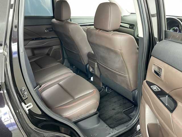 三菱 アウトランダー ＰＨＥＶ G プレミアムパッケージ 道央・札幌 2015(平27)年 2.6万km ルビーブラックP ・４WD/・純正ナビ(CD＆DVD＆SD＆BT＆TV)/・サンルーフ/・全方位カメラ/・パワーバックドア/・衝突軽減/・踏み間違え防止/・車線逸脱警報システム/・アダプティブLEDヘッドライト/・レザーシート/・シートヒーター/・パワーシート/・ステアリングヒーター/・クリアランスソナー/・レーダークルーズコントロール/・ETC/・パドルシフト/・社外ドライブレコーダー/・社外レーダー/・AC100V/・オートライト/・スマートキー/・純正18インチAW