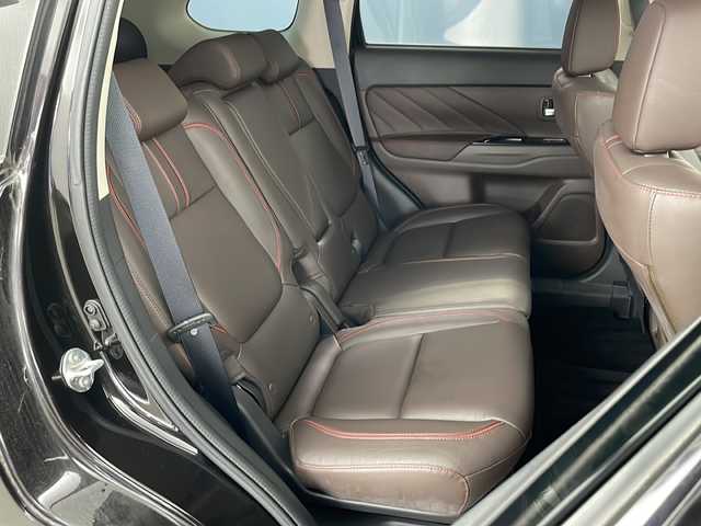 三菱 アウトランダー ＰＨＥＶ G プレミアムパッケージ 道央・札幌 2015(平27)年 2.6万km ルビーブラックP ・４WD/・純正ナビ(CD＆DVD＆SD＆BT＆TV)/・サンルーフ/・全方位カメラ/・パワーバックドア/・衝突軽減/・踏み間違え防止/・車線逸脱警報システム/・アダプティブLEDヘッドライト/・レザーシート/・シートヒーター/・パワーシート/・ステアリングヒーター/・クリアランスソナー/・レーダークルーズコントロール/・ETC/・パドルシフト/・社外ドライブレコーダー/・社外レーダー/・AC100V/・オートライト/・スマートキー/・純正18インチAW