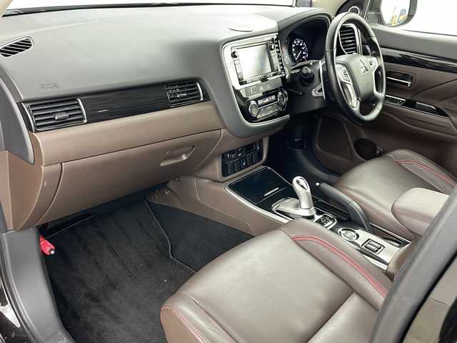 三菱 アウトランダー ＰＨＥＶ G プレミアムパッケージ 道央・札幌 2015(平27)年 2.6万km ルビーブラックP ・４WD/・純正ナビ(CD＆DVD＆SD＆BT＆TV)/・サンルーフ/・全方位カメラ/・パワーバックドア/・衝突軽減/・踏み間違え防止/・車線逸脱警報システム/・アダプティブLEDヘッドライト/・レザーシート/・シートヒーター/・パワーシート/・ステアリングヒーター/・クリアランスソナー/・レーダークルーズコントロール/・ETC/・パドルシフト/・社外ドライブレコーダー/・社外レーダー/・AC100V/・オートライト/・スマートキー/・純正18インチAW