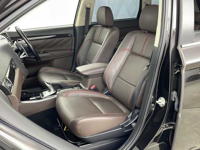 三菱 アウトランダー ＰＨＥＶ G プレミアムパッケージ 道央・札幌 2015(平27)年 2.6万km ルビーブラックP ・４WD/・純正ナビ(CD＆DVD＆SD＆BT＆TV)/・サンルーフ/・全方位カメラ/・パワーバックドア/・衝突軽減/・踏み間違え防止/・車線逸脱警報システム/・アダプティブLEDヘッドライト/・レザーシート/・シートヒーター/・パワーシート/・ステアリングヒーター/・クリアランスソナー/・レーダークルーズコントロール/・ETC/・パドルシフト/・社外ドライブレコーダー/・社外レーダー/・AC100V/・オートライト/・スマートキー/・純正18インチAW