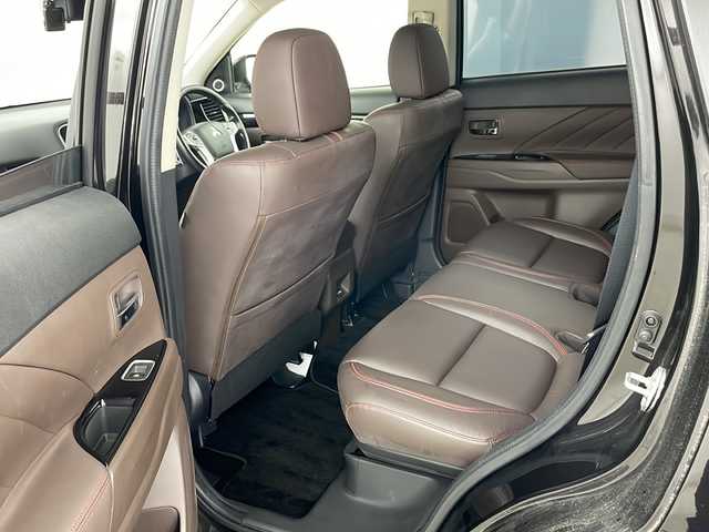 三菱 アウトランダー ＰＨＥＶ G プレミアムパッケージ 道央・札幌 2015(平27)年 2.6万km ルビーブラックP ・４WD/・純正ナビ(CD＆DVD＆SD＆BT＆TV)/・サンルーフ/・全方位カメラ/・パワーバックドア/・衝突軽減/・踏み間違え防止/・車線逸脱警報システム/・アダプティブLEDヘッドライト/・レザーシート/・シートヒーター/・パワーシート/・ステアリングヒーター/・クリアランスソナー/・レーダークルーズコントロール/・ETC/・パドルシフト/・社外ドライブレコーダー/・社外レーダー/・AC100V/・オートライト/・スマートキー/・純正18インチAW