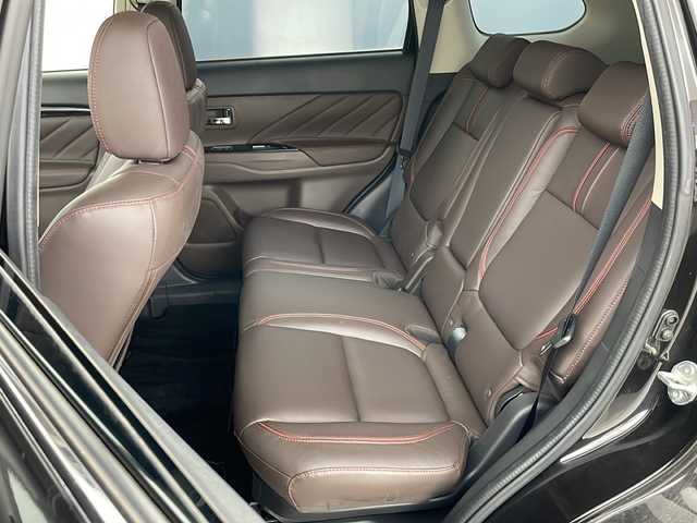 三菱 アウトランダー ＰＨＥＶ G プレミアムパッケージ 道央・札幌 2015(平27)年 2.6万km ルビーブラックP ・４WD/・純正ナビ(CD＆DVD＆SD＆BT＆TV)/・サンルーフ/・全方位カメラ/・パワーバックドア/・衝突軽減/・踏み間違え防止/・車線逸脱警報システム/・アダプティブLEDヘッドライト/・レザーシート/・シートヒーター/・パワーシート/・ステアリングヒーター/・クリアランスソナー/・レーダークルーズコントロール/・ETC/・パドルシフト/・社外ドライブレコーダー/・社外レーダー/・AC100V/・オートライト/・スマートキー/・純正18インチAW