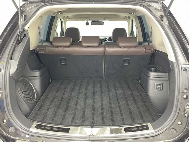 三菱 アウトランダー ＰＨＥＶ G プレミアムパッケージ 道央・札幌 2015(平27)年 2.6万km ルビーブラックP ・４WD/・純正ナビ(CD＆DVD＆SD＆BT＆TV)/・サンルーフ/・全方位カメラ/・パワーバックドア/・衝突軽減/・踏み間違え防止/・車線逸脱警報システム/・アダプティブLEDヘッドライト/・レザーシート/・シートヒーター/・パワーシート/・ステアリングヒーター/・クリアランスソナー/・レーダークルーズコントロール/・ETC/・パドルシフト/・社外ドライブレコーダー/・社外レーダー/・AC100V/・オートライト/・スマートキー/・純正18インチAW