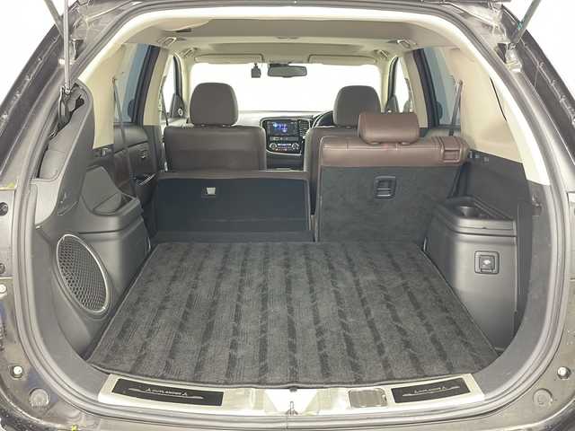 三菱 アウトランダー ＰＨＥＶ G プレミアムパッケージ 道央・札幌 2015(平27)年 2.6万km ルビーブラックP ・４WD/・純正ナビ(CD＆DVD＆SD＆BT＆TV)/・サンルーフ/・全方位カメラ/・パワーバックドア/・衝突軽減/・踏み間違え防止/・車線逸脱警報システム/・アダプティブLEDヘッドライト/・レザーシート/・シートヒーター/・パワーシート/・ステアリングヒーター/・クリアランスソナー/・レーダークルーズコントロール/・ETC/・パドルシフト/・社外ドライブレコーダー/・社外レーダー/・AC100V/・オートライト/・スマートキー/・純正18インチAW