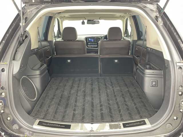 三菱 アウトランダー ＰＨＥＶ G プレミアムパッケージ 道央・札幌 2015(平27)年 2.6万km ルビーブラックP ・４WD/・純正ナビ(CD＆DVD＆SD＆BT＆TV)/・サンルーフ/・全方位カメラ/・パワーバックドア/・衝突軽減/・踏み間違え防止/・車線逸脱警報システム/・アダプティブLEDヘッドライト/・レザーシート/・シートヒーター/・パワーシート/・ステアリングヒーター/・クリアランスソナー/・レーダークルーズコントロール/・ETC/・パドルシフト/・社外ドライブレコーダー/・社外レーダー/・AC100V/・オートライト/・スマートキー/・純正18インチAW