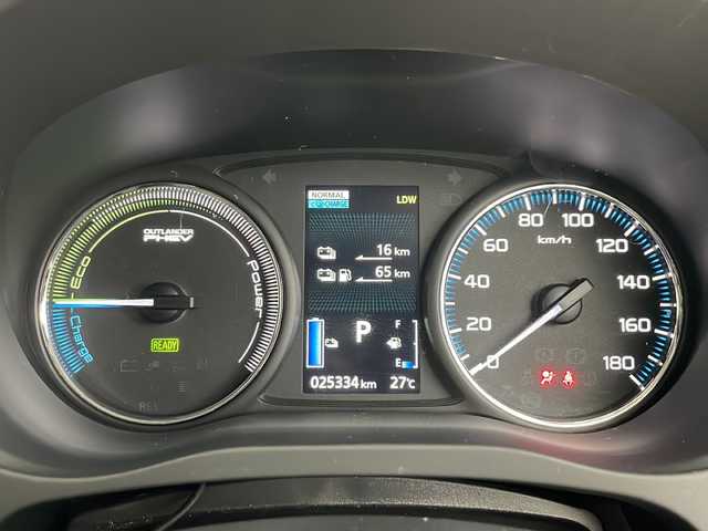 三菱 アウトランダー ＰＨＥＶ G プレミアムパッケージ 道央・札幌 2015(平27)年 2.6万km ルビーブラックP ・４WD/・純正ナビ(CD＆DVD＆SD＆BT＆TV)/・サンルーフ/・全方位カメラ/・パワーバックドア/・衝突軽減/・踏み間違え防止/・車線逸脱警報システム/・アダプティブLEDヘッドライト/・レザーシート/・シートヒーター/・パワーシート/・ステアリングヒーター/・クリアランスソナー/・レーダークルーズコントロール/・ETC/・パドルシフト/・社外ドライブレコーダー/・社外レーダー/・AC100V/・オートライト/・スマートキー/・純正18インチAW