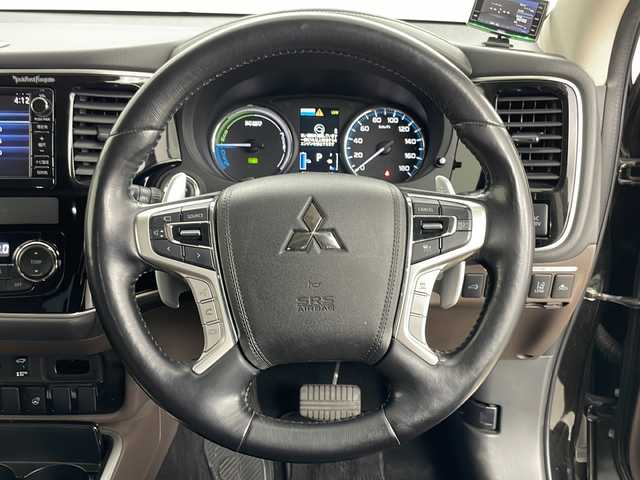 三菱 アウトランダー ＰＨＥＶ G プレミアムパッケージ 道央・札幌 2015(平27)年 2.6万km ルビーブラックP ・４WD/・純正ナビ(CD＆DVD＆SD＆BT＆TV)/・サンルーフ/・全方位カメラ/・パワーバックドア/・衝突軽減/・踏み間違え防止/・車線逸脱警報システム/・アダプティブLEDヘッドライト/・レザーシート/・シートヒーター/・パワーシート/・ステアリングヒーター/・クリアランスソナー/・レーダークルーズコントロール/・ETC/・パドルシフト/・社外ドライブレコーダー/・社外レーダー/・AC100V/・オートライト/・スマートキー/・純正18インチAW