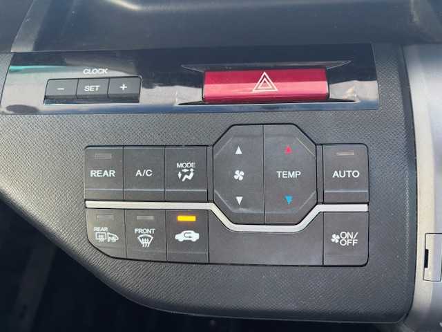 ホンダ ステップワゴン スパーダ Z クールスピリット 愛知県 2014(平26)年 16.1万km ホワイトオーキッドパール 4WD/バックカメラ/後席モニター/Gathers９インチSDナビ/SD/DVD/Bluetooth/フルセグTV/100V充電/両側パワースライドドア/クルーズコントロール/パドルシフト/ビルトインETC/純正フロアマット/純正アルミホイール/チップアップシート/ウォークスルー/スマートキー/スペアキー/保証書/取扱説明書