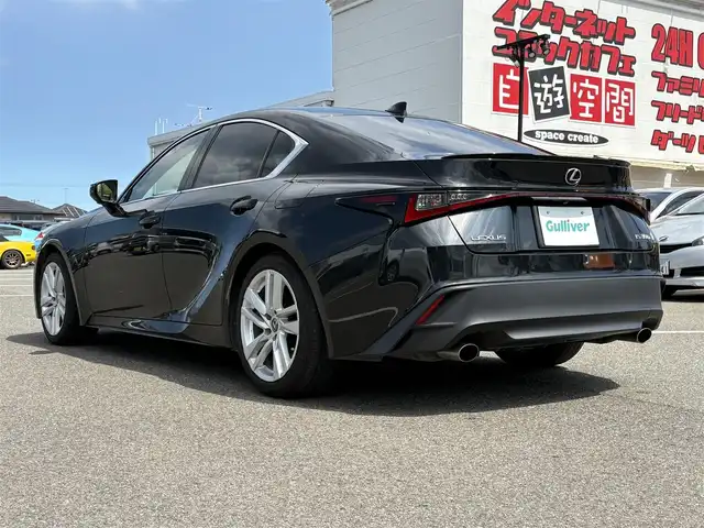 レクサス ＩＳ 300 大分県 2021(令3)年 6万km グラファイトブラックガラスフレーク ・純正ナビ(CD/DVD/SD/USB/AUX/BT/Miracast)/・全方位カメラ/・フルセグテレビ/・ムーンルーフ/・赤シート/・プリクラッシュセーフティ/・ブラインドスポットモニター/・コーナーセンサー/・ETC 2.0/・ドライブレコーダー/・オートハイビーム/・レーダークルーズコントロール/・パドルシフト/・パワーシート/・シートヒーター/・スマートキー/・純正アルミホイール