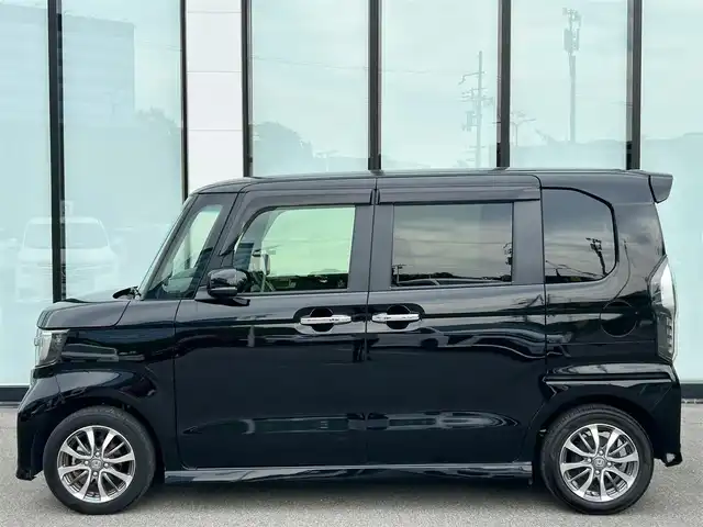ホンダ Ｎ ＢＯＸ カスタム L 大阪府 2023(令5)年 1.8万km クリスタルブラックパール 社外メモリナビ/・CD/DVD/BT/フルセグ/ホンダセンシング/・衝突軽減ブレーキ/・追従クルコン/・車線維持支援システム/・誤発信抑制/・標識認識機能/・歩行者事故低減ステアリング/両側パワースライドドア/ＬＥＤライト/バックカメラ/純正アルミ/スマート/ＥＴＣ