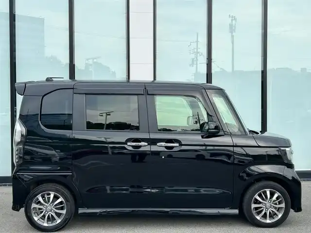 ホンダ Ｎ ＢＯＸ カスタム L 大阪府 2023(令5)年 1.8万km クリスタルブラックパール 社外メモリナビ/・CD/DVD/BT/フルセグ/ホンダセンシング/・衝突軽減ブレーキ/・追従クルコン/・車線維持支援システム/・誤発信抑制/・標識認識機能/・歩行者事故低減ステアリング/両側パワースライドドア/ＬＥＤライト/バックカメラ/純正アルミ/スマート/ＥＴＣ